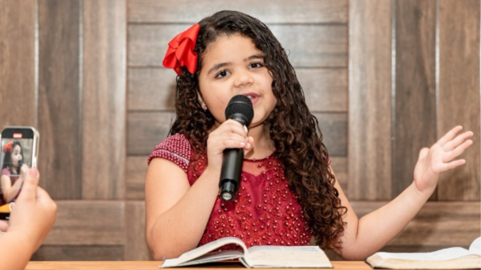 De UTI ao Púlpito: Ester Souza Supera Transplante de Rins e Emerge Como Fenômeno da Fé na Internet