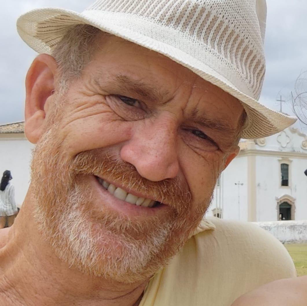 Professor Sebastião Donizete Santarosa defende o desenvolvimento humano como pilar central contra a crise na educação do Paraná