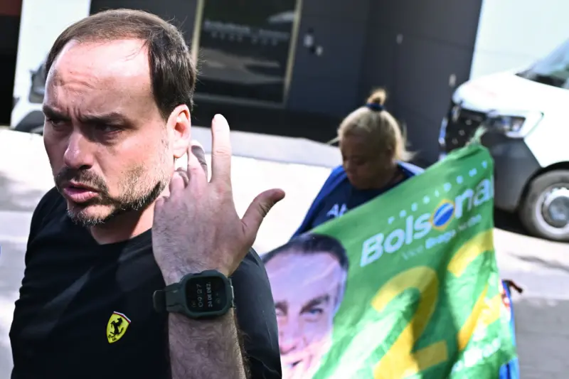 Carlos Bolsonaro relata retorno de crises de soluço em Jair Bolsonaro após cirurgias