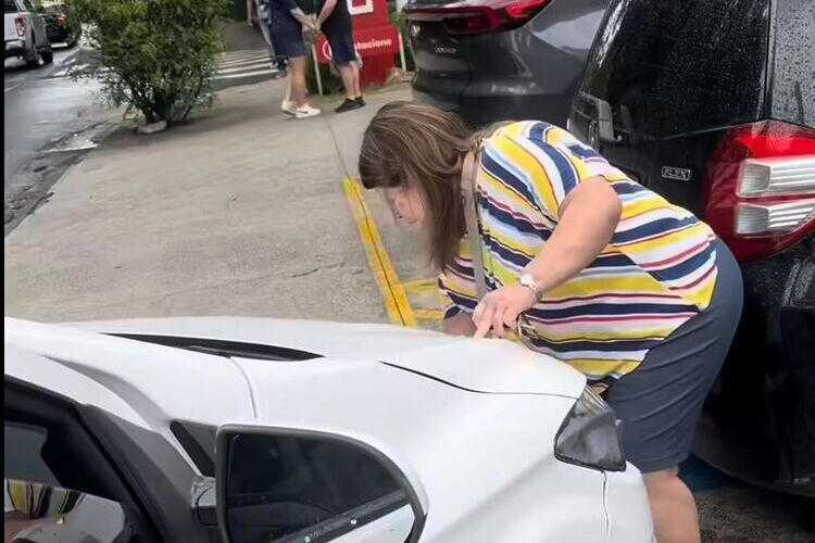 Motorista viraliza após bater em carro, agredir condutor e ter surto em via pública