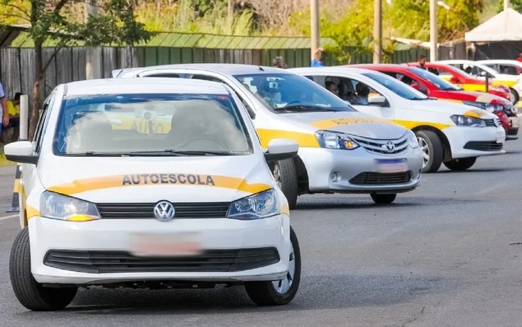 Mudanças nas regras da CNH impulsionam ofertas e autoescolas anunciam pacotes a partir de R$ 240