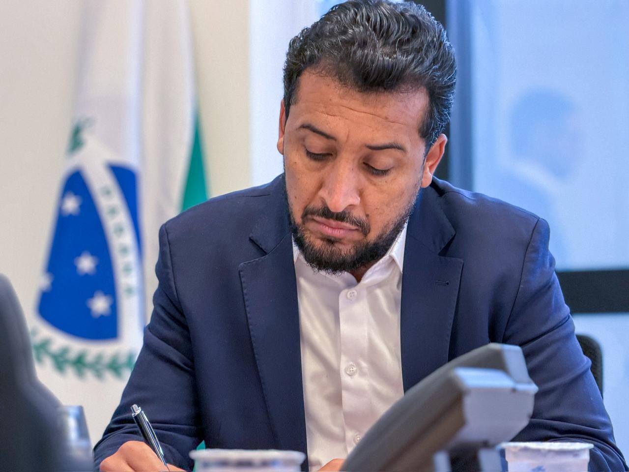 Adriano José encerra 2025 sob críticas por falta de transparência e alinhamento irrestrito ao Governo Ratinho Junior