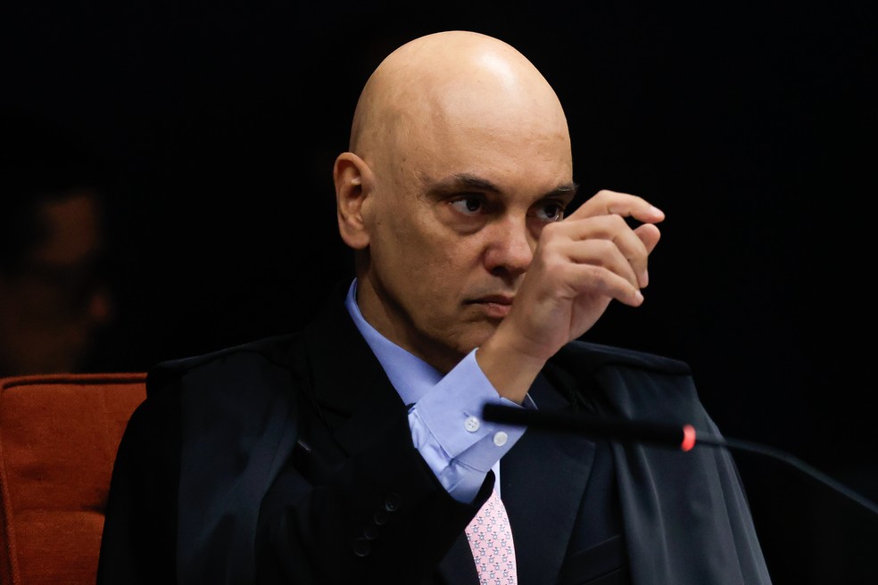 Moraes anula votação da Câmara e decreta perda de mandato de Carla Zambelli, reacendendo tensão entre Poderes