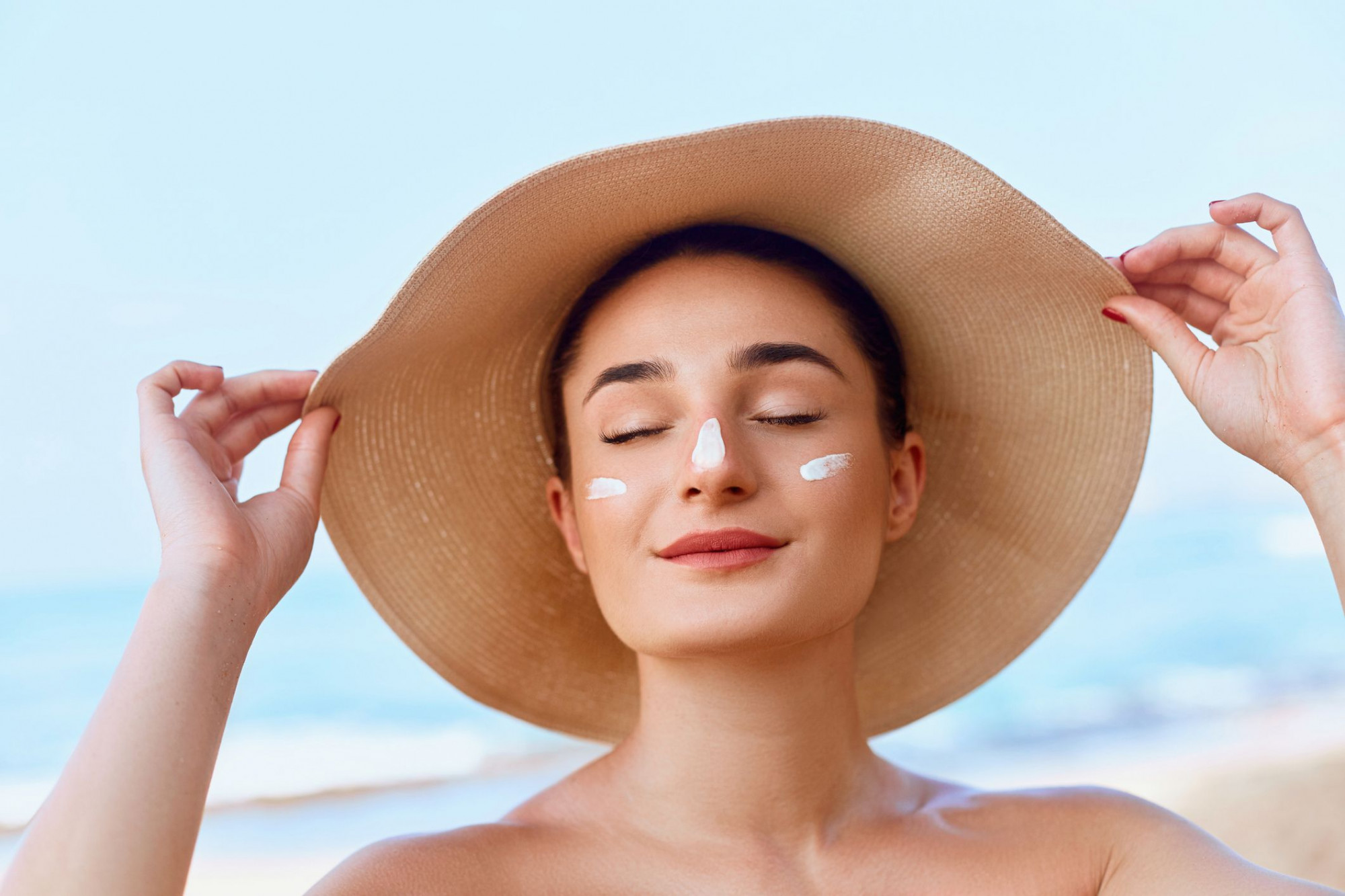 Médica desmente fake news sobre protetor solar e alerta para riscos do movimento “anti-filtro”