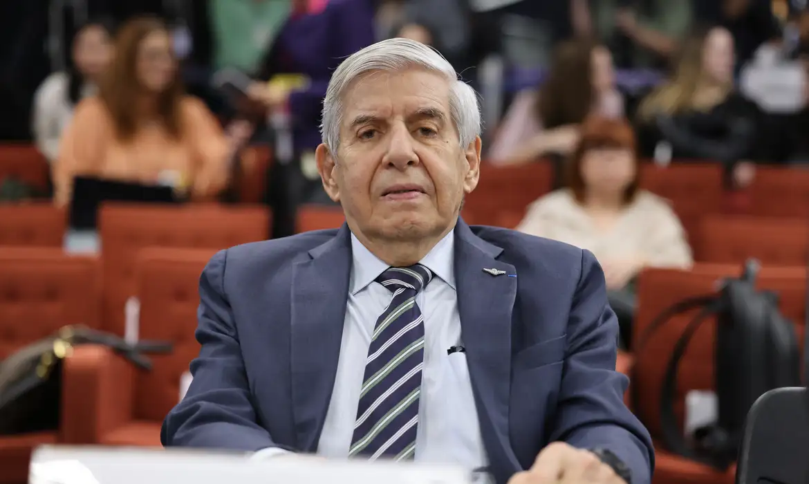 PGR se manifesta a favor de prisão domiciliar para General Heleno; Moraes exige comprovação de Alzheimer