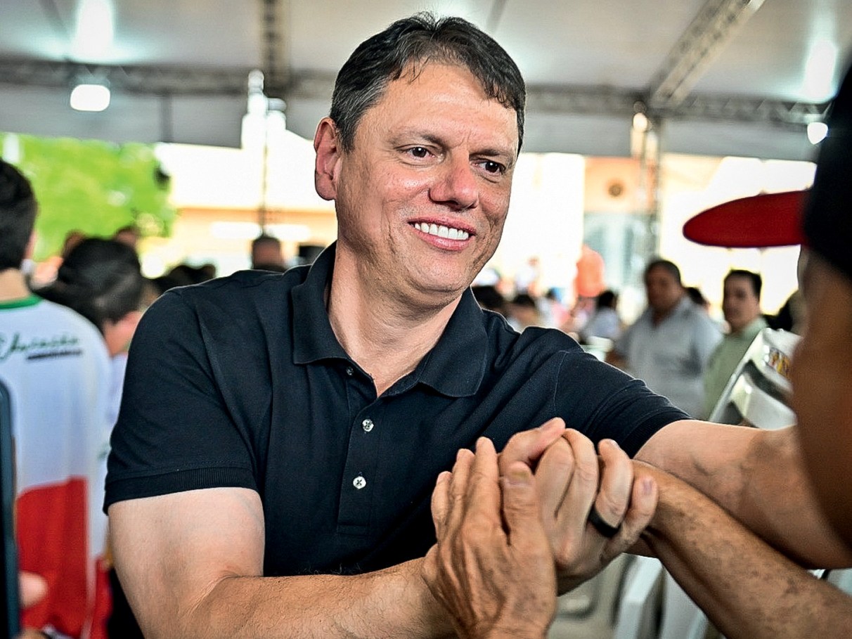 Tarcísio de Freitas recua de encontro e sinaliza autonomia diante da família Bolsonaro