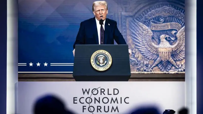 Trump retorna a Davos sob clima de tensão comercial e ambições territoriais