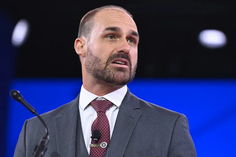 Pf determina retorno de Eduardo Bolsonaro ao cargo de escrivão após cassação de mandato