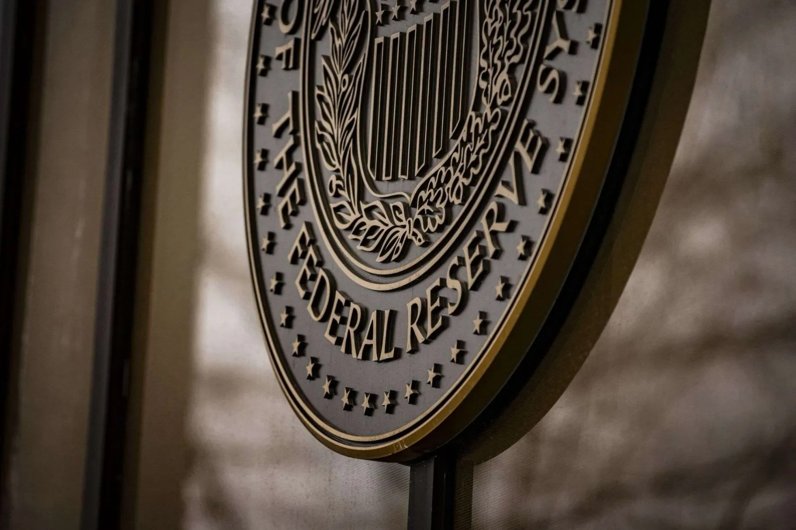 FED mantém juros e desafia pressão de Trump em primeira reunião de 2026