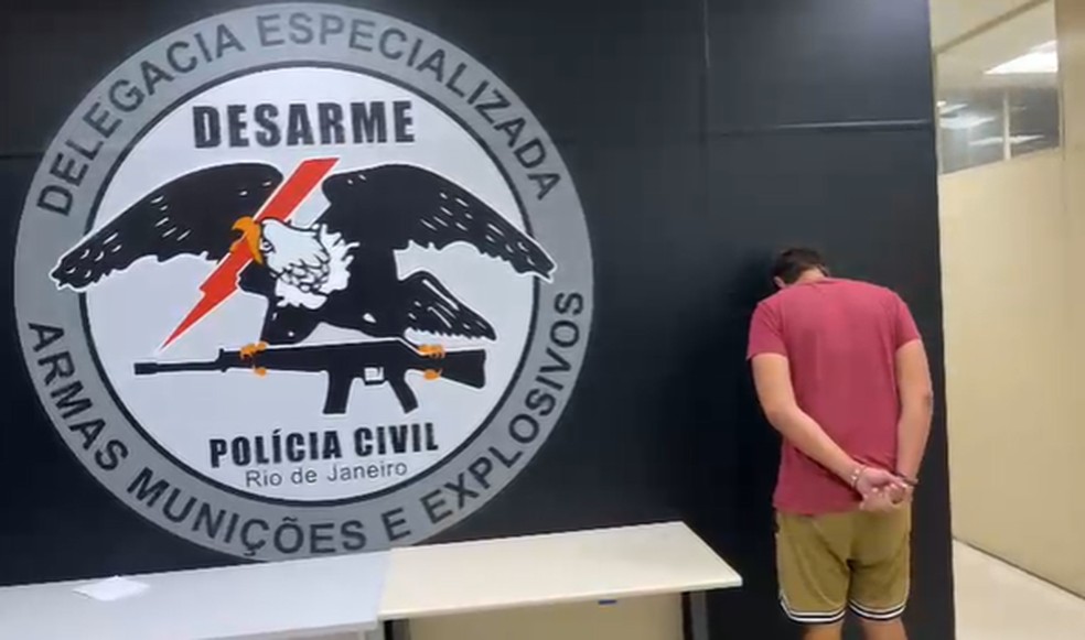 Homem é preso por perseguir e difamar juíza, promotora e advogada em processo de guarda no Rio