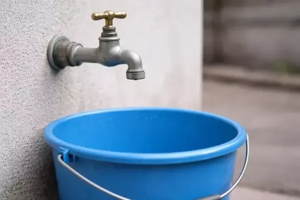 Moradores e turistas de Guaratuba protestam contra água turva e faturas abusivas da Sanepar após crise no Réveillon