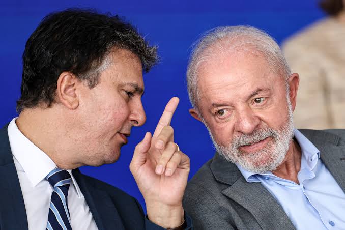 Governo Lula e Camilo Santana enfrentam críticas após reajuste de 0,37% para professores