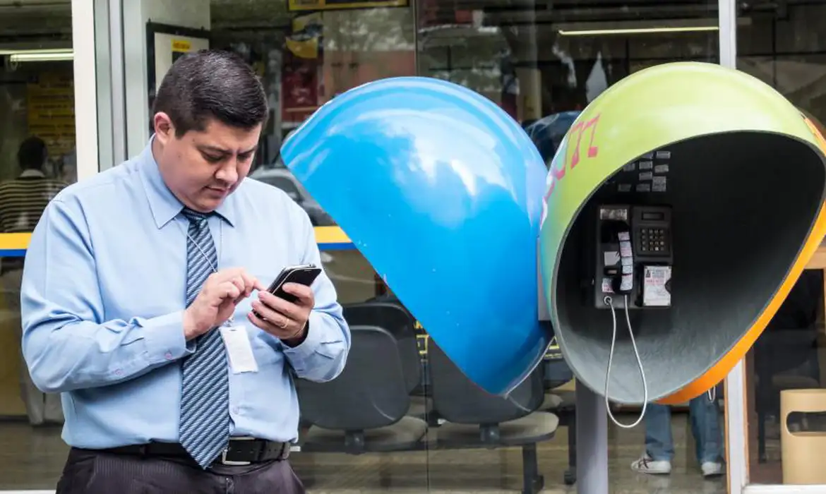 Anatel e operadoras iniciam retirada definitiva de orelhões no Brasil com prazo final para 2028