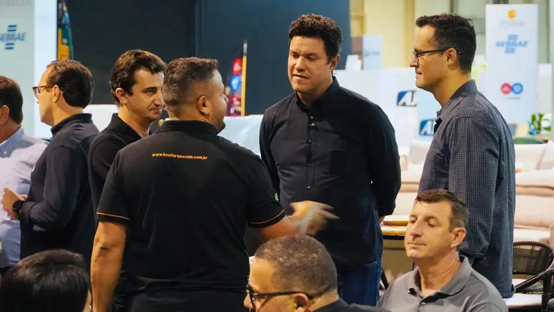 Guto Silva e Deltan Dallagnol reforçam sinais de aliança política durante abertura da Movelpar em Arapongas