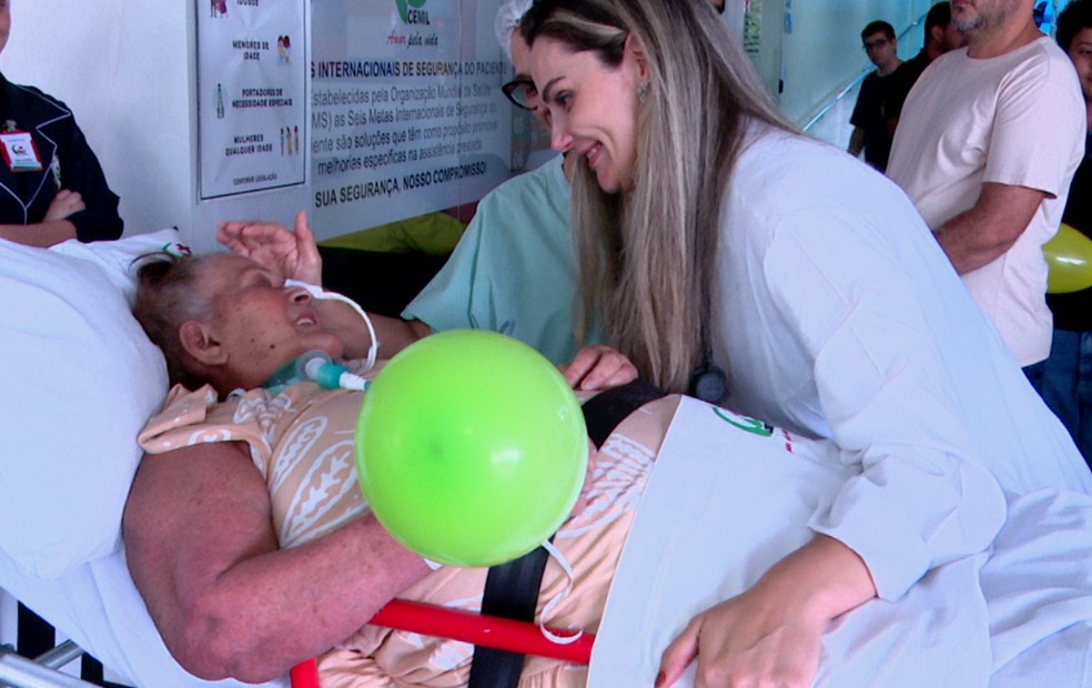 Milagre em hospital: Conceição acorda de coma após 11 dias e emociona família com sinal para o filho