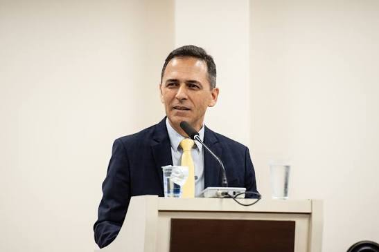 Prefeito Adriano Ramos anuncia pagamento de progressões e novo piso salarial para professores em Paranaguá