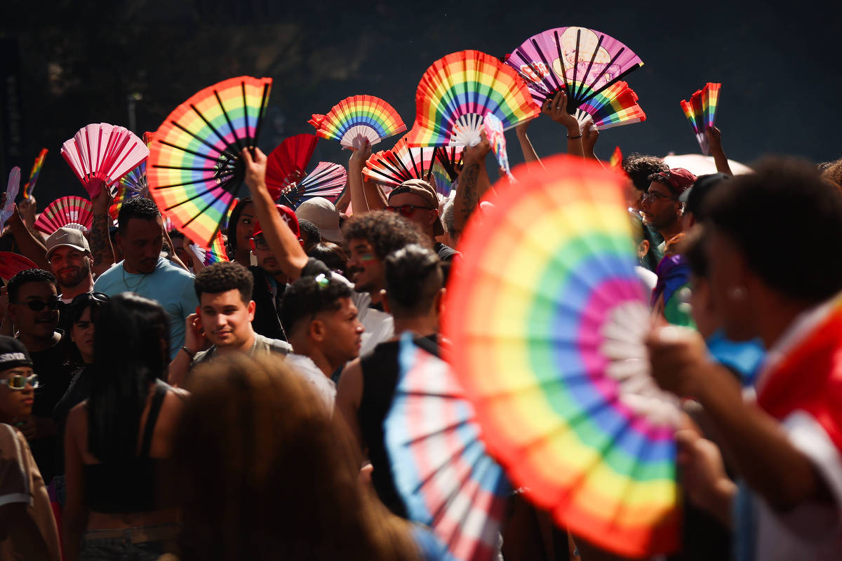 Parada LGBT+ de São Paulo critica queda de 60% em patrocínios privados e corte de recursos da prefeitura ao defender voto consciente