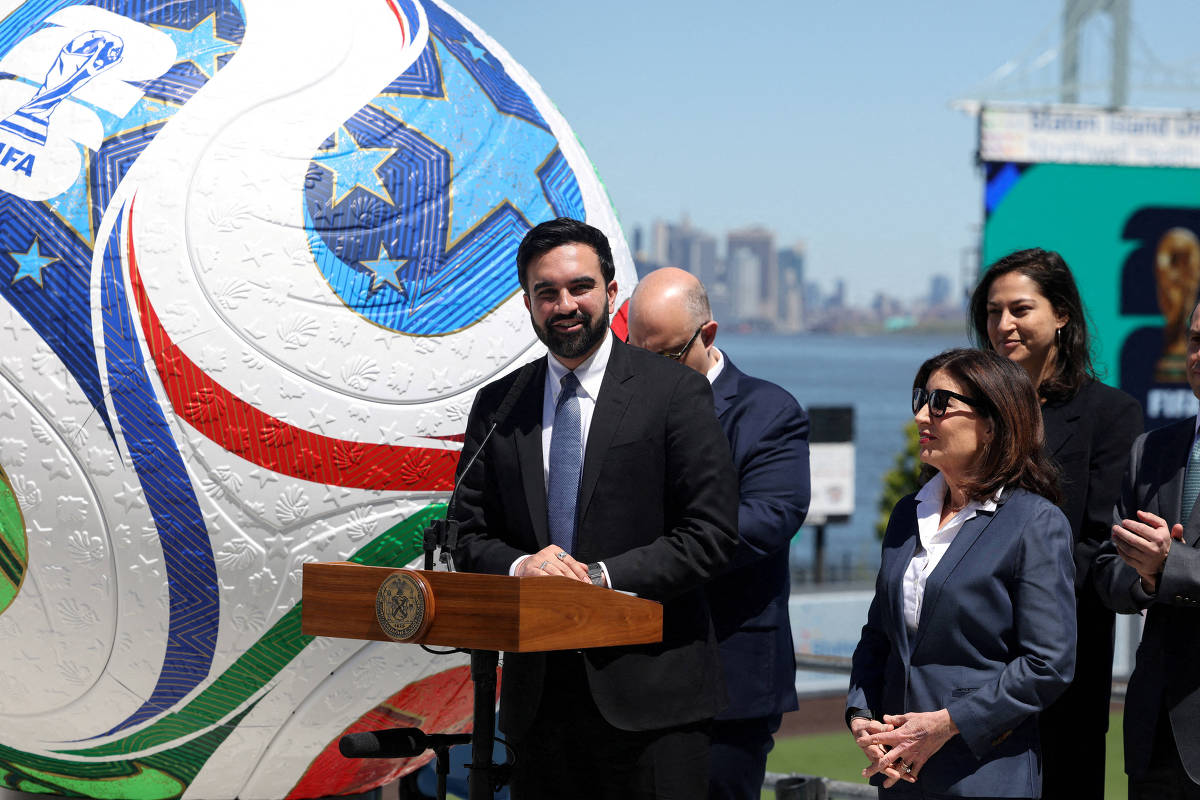 Prefeito de Nova York exalta ex-jogador Sócrates e Democracia Corinthiana