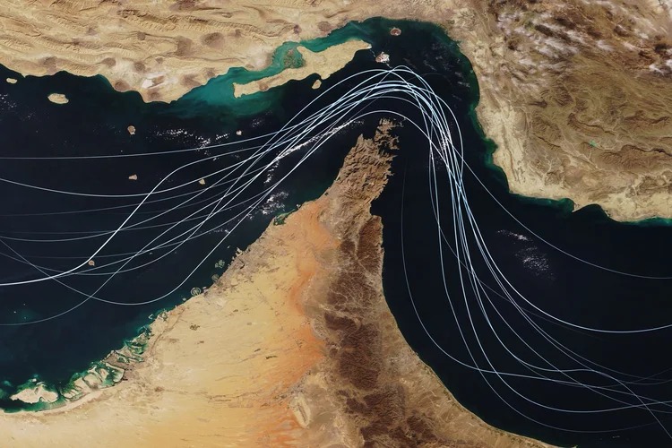 Irã e Estados Unidos entram em confronto direto no Estreito de Ormuz após bombardeios americanos