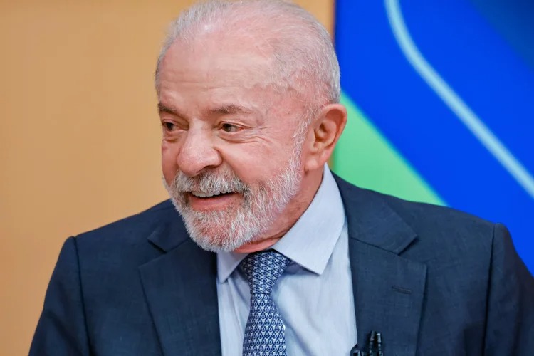 Lula chama Flávio Bolsonaro de “imbecil” e o acusa de pedir sanções contra o Brasil