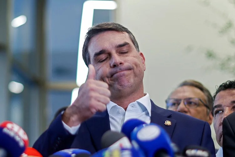 Trump e Flávio Bolsonaro se reúnem na Casa Branca, mas analista aponta baixo ganho eleitoral no Brasil