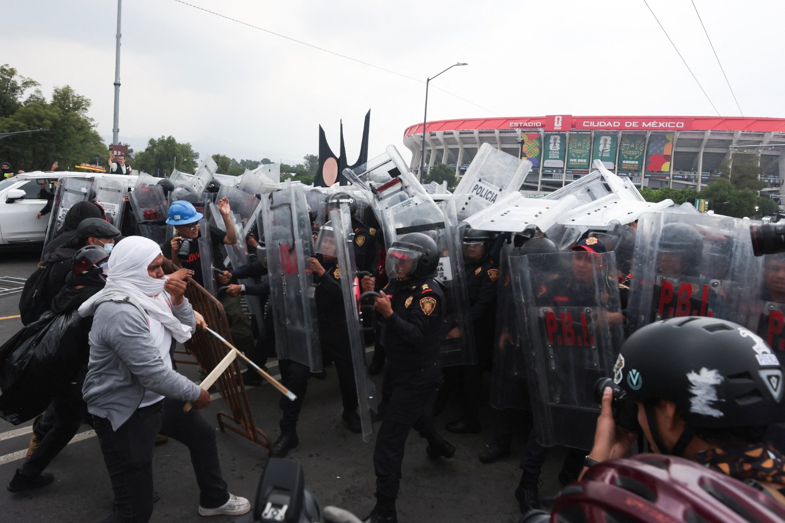 Manifestantes e policiais entram em confronto na abertura da Copa do Mundo no México