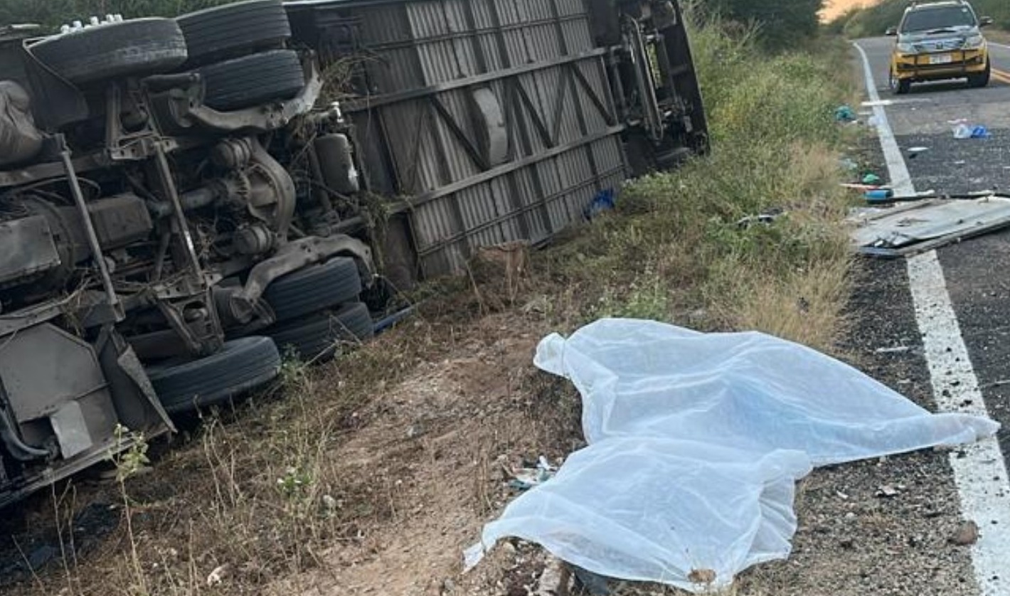 Acidente com ônibus da delegação de basquete de Juazeiro do Norte deixa sete mortos e dezenas de feridos na rodovia CE-187, no Ceará