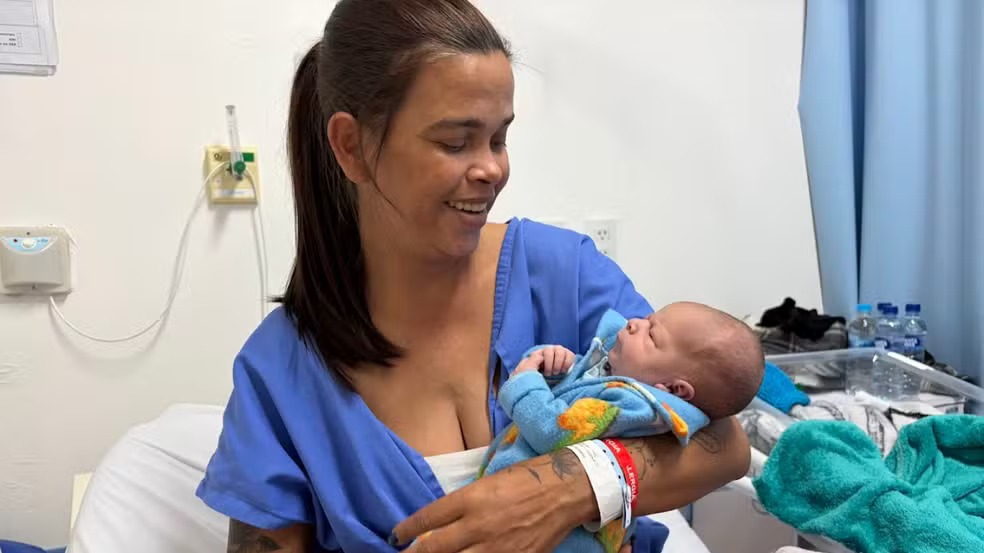 Mãe catarinense confunde gravidez com pedra nos rins e dá à luz de surpresa em hospital