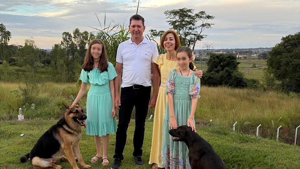 Casal condenado por abandono intelectual devido a homeschooling faz pronunciamento no Congresso Nacional