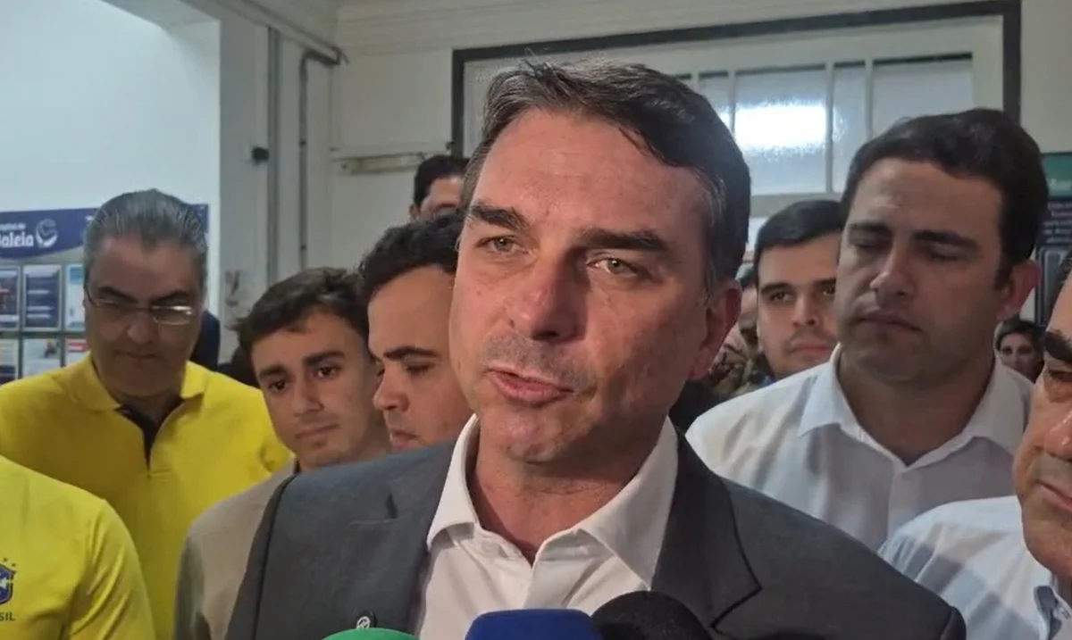 Flávio Bolsonaro aciona STF contra o presidente Lula por suposta ameaça e incitação ao crime