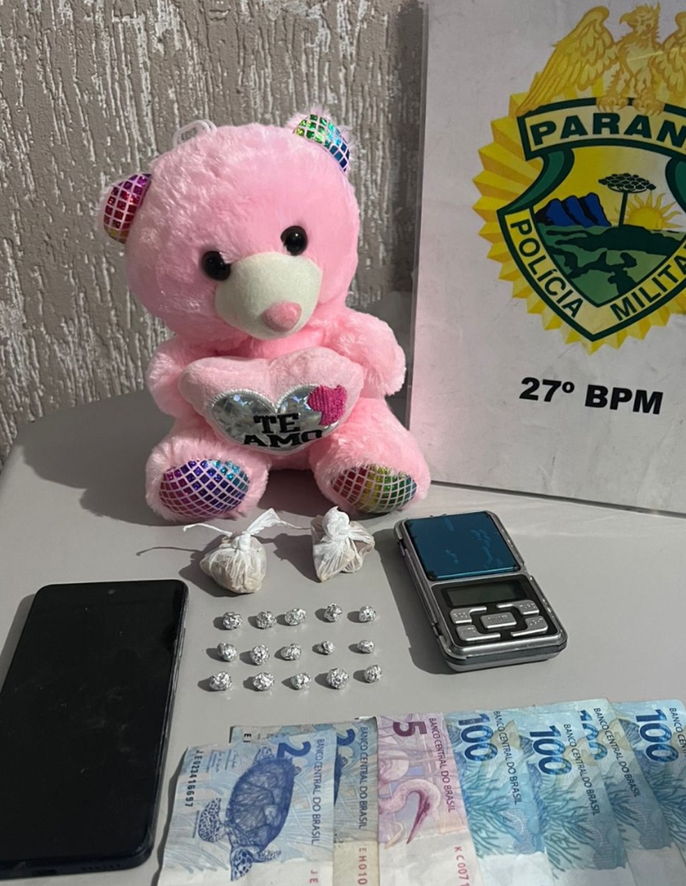 PolÃcia prende suspeita de tráfico com crack escondido em ursinho