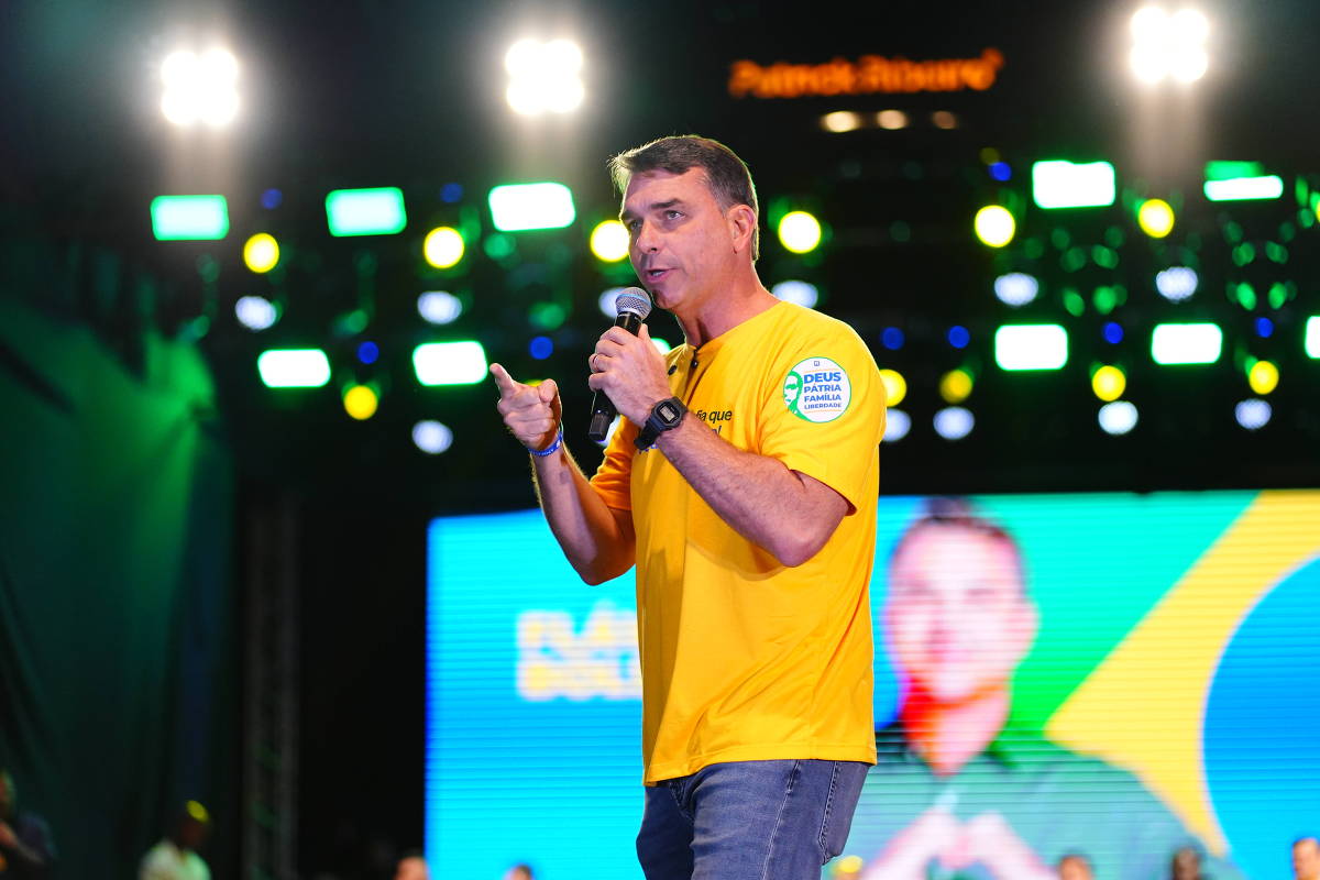 Fala sobre urnas vira munição contra tentativa de Flávio Bolsonaro de construir imagem moderada